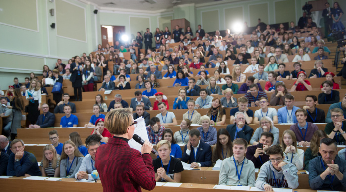 Участники Географического диктанта - 2019 на центральной площадке в МГУ имени М.В. Ломоносова. Фото: пресс-служба РГО