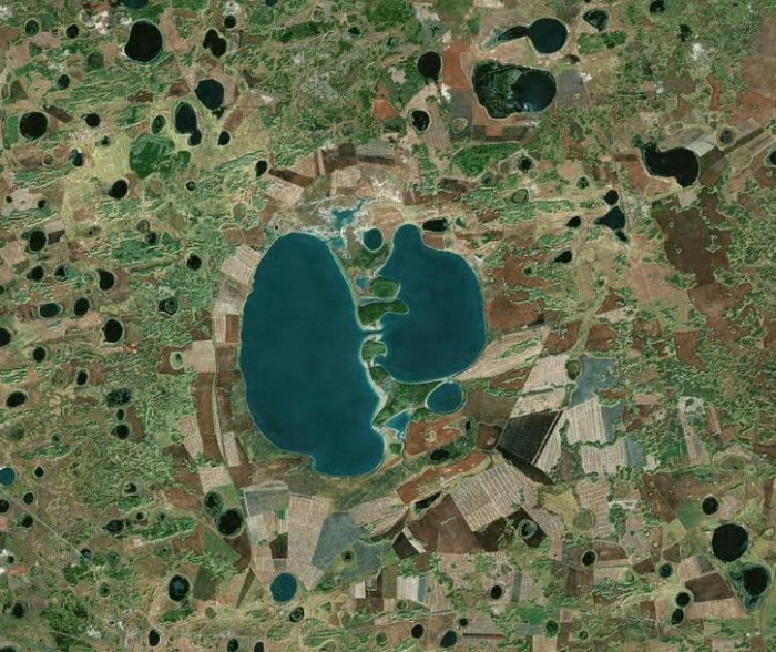 Глубина озера медвежье. Озеро Медвежье Курганская область. Озеро Медвежье Оха. Медвежье озеро Казахстан. Снимок озеро Медвежье Курганская область с космоса.